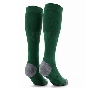 Chaussettes de football sur mesure fabriquées au Pakistan, chaussettes de football sportives avec logo coloré, design personnalisé. - Product Image 6