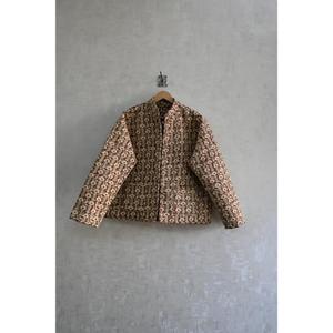 Veste d'hiver à manches longues en coton tissé à la main en Inde, imprimé floral, réversible, fermeture à boutons, écologique - Product Image 2