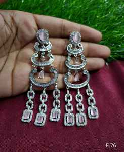 ENSEMBLE DE BOUCLES D'OREILLES DE STYLE CLASSIQUE EN DIAMANTS AMÉRICAINS POUR MARIAGES ENSEMBLE DE BOUCLES D'OREILLES DE STYLE CLASSIQUE À LA MODE POUR FEMMES ET FILLES - Product Image 1