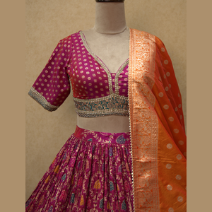 Diseñador tradicional indio Lehenga Choli en rosa Multi tono Banarasi seda intrincado oro Zari, diseño artístico TRITURADO a granel - Product Image 2