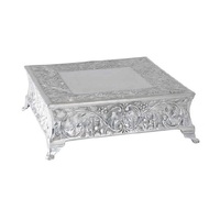Présentoir à gâteau moderne en laiton et acier inoxydable avec quatre pattes plaquées argent en forme de rectangle d'excellente finition pour les mariages et les fêtes.