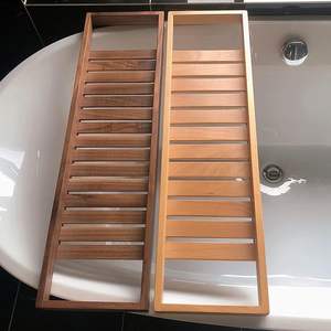 Plateau de bain en bois naturel design artisanal parfait pour tenir des bougies savon ajoutant chaleur et élégance à votre bain - Product Image 1