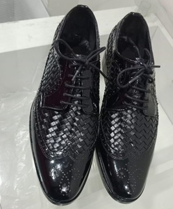 Chaussures Derby en cuir véritable de haute qualité fabriquées en usine, vente en gros de chaussures habillées pour hommes avec logo personnalisé, durables et élégantes - Product Image 1