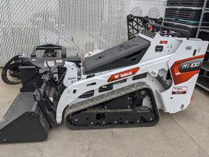 รถตักล้อยางขนาดเล็ก MT100 แบบมินิสกิดสเตียร์  เครื่องยนต์ไฟฟ้า FPT  ปั๊ม 1000 กก. น้ำหนักรถ 1410 กก.  แบบตีนตะขาบ  ชนิดแบคโฮ  เกียร์บ็อกซ์ประสิทธิภาพสูง - Product Image 4