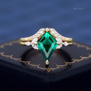 Ensemble de bagues de mariée 2 pièces émeraude en or jaune massif 10K-Bague de fiançailles émeraude en forme de cerf-volant associée à une alliance incurvée - Product Image 1