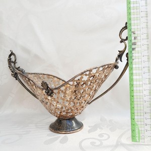 Jarrón perforado calado. Tazón de fruta o caramelo portugués vintage de latón. Artículo decorativo - Product Image 1