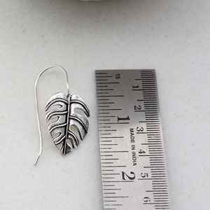 Boucle d'oreille minimaliste Monstera Dangle Gold Leaf Drop, bijoux en argent sterling végétal - Product Image 3
