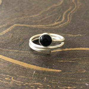 Bague en onyx noir et moissanite de 4,4 grammes, design de créateur - Product Image 1