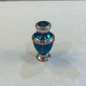 Urnas de cremación conmemorativas grabadas en oro negro Domtop de latón de diseñador para restos de cenizas humanas Fabricante de India - Product Image 2