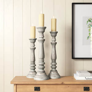 Candelabro tallado de madera antigua blanca atemporal con Pilar Ideal para la decoración moderna del hogar que aporta una calidez sutil y elegante - Product Image 1