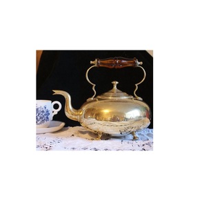 Bouilloire à thé en laiton sur le thème royal pour un service de thé élégant avec une poignée solide et un aspect classique - Product Image 3