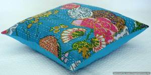 Funda de cojín Kantha de algodón indio hecha a mano con estampado floral, funda de almohada multicolor con cierre de cremallera - Product Image 2