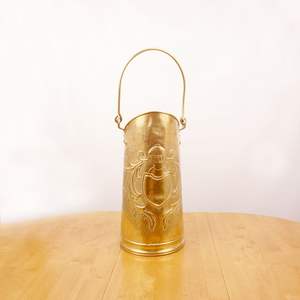 Seau à charbon en laiton avec poignée robuste pour stocker le charbon de cheminée dans un style vintage traditionnel pour la décoration de la maison ou du chalet - Product Image 1
