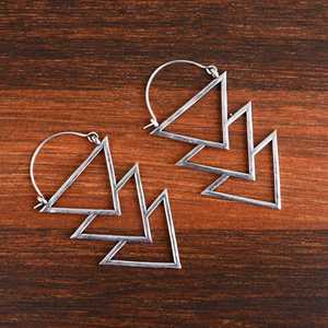 Boucles d'oreilles tendance 2024 en laiton géométrique pour femme, finition argent oxydé, style bohème superposé chevron, vente en gros/OEM/ODM - Product Image 6