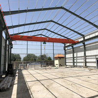 Hangar d'avion préfabriqué moderne en structure d'acier renforcé avec panneaux sandwich