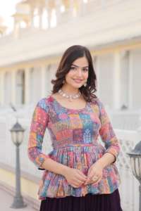 Lehenga Choli de Diseñador Listo para Usar con Pliegues Arrugados, Bordado Intenso y Lentejuelas, Blusa con Efecto Floral, Hecho de Seda - Product Image 3