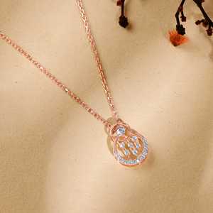 Pendentif en or rose avec diamant de laboratoire Glory Cluster, conçu pour une brillance raffinée au quotidien - Product Image 4