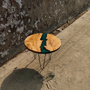 Table basse ronde en bois massif avec époxy contemporain, fabriquée à la main, écologique, avec base en fil métallique à pieds en V mobiles pour le salon - Product Image 2