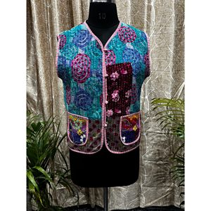 Gilet Kantha élégant pour femme, style décontracté chic et formel, avec gilet matelassé en coton, vêtement d'extérieur pour le printemps, décoration brodée - Product Image 1