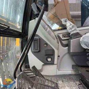 Excavatrice Hyundai HX220S haute performance, moteur Komatsu Cummins, moteur principal en bon état, prêt à être utilisé pour la construction, à vendre - Product Image 3