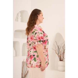 Camisa de talla grande con estampado floral y mangas fruncidas en color fucsia - Product Image 3