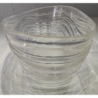 Baignoire moderne autoportante transparente en résine avec design vague d'eau de trempage pour salles de bains d'hôtel