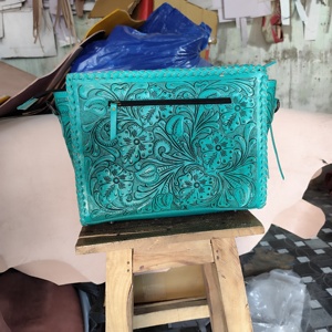 Nouveau sac bandoulière en cuir véritable artisanal bohème occidental d'automne avec pompon personnalisé, écologique, fermeture éclair haute, fleurs - Product Image 4