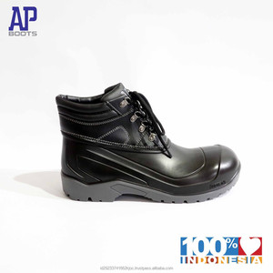 รองเท้าบูทหุ้มข้อกลาง AP MAX BLACK รุ่นพรีเมียม ป้องกันน้ำได้ ผลิตจาก PVC พร้อมพื้นรองเท้าด้านใน Ultraflex Polymer สีดำเงา เพื่อความสบายที่เหนือชั้น - Product Image 2