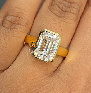 Atractivo juego de bisel de corte esmeralda de 3 quilates anillo de compromiso solitario de banda ancha cultivado en laboratorio para mujeres en oro amarillo de 10K - Product Image 2