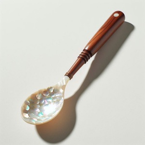 Cuillère à perles luxueuse au design ancien fabriquée à la main pour les personnes exigeantes - Product Image 1