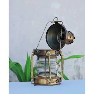 Las linternas vintage de latón y vidrio de mediados del siglo XIX mantienen su belleza a lo largo del tiempo con un mínimo de mantenimiento. - Product Image 6