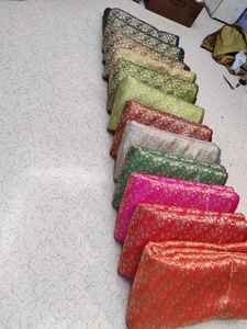 "Textile tissé riche en tissu de brocart jacquard de qualité supérieure avec des motifs floraux et paisley complexes sur une base en satin pour Sherwanis - Product Image 2