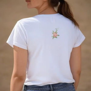 Camiseta Casual Personalizada para Mujer, 100% Algodón Peinado, Premium, Gruesa, Manga Corta, Cuello Redondo, Logotipo en la Espalda - Product Image 1