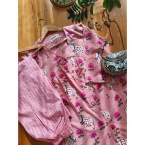 Ensemble Kurta évasé Pichwai Rose avec col en V et manches trois-quarts, respirant pour le printemps/été - Product Image 3