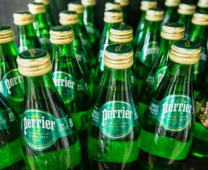 Agua Mineral Gasificada Perrier al por Mayor, 330 ml (Paquete de 4 Botellas) / Agua Mineral Gasificada Perrier, Latas de 35 x 250 ml - Product Image 3