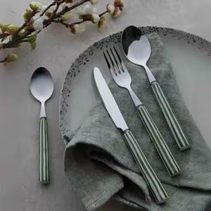 Ensemble de couverts moderne à manche torsadé et fin, collection de couverts élégants pour les repas quotidiens et les événements gastronomiques - Product Image 4