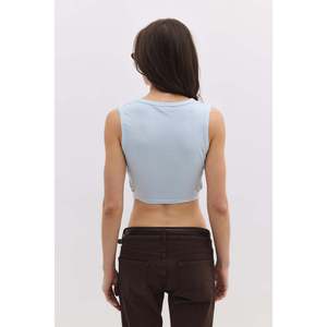 เสื้อครอปสั้นลำลองพร้อมดีเทลจับจีบและโลโก้ด้านหน้า - Product Image 6