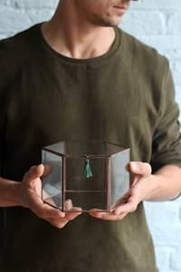 Boîte à bijoux en verre moderne en forme d'hexagone avec cadre en métal poli antique, parfaite pour ranger bagues, colliers et accessoires fins - Product Image 2