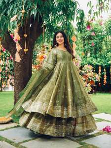 Conjunto listo para usar de top Anarkali de seda con hermoso bordado de diseñador y parte inferior con trabajo pesado cosido, y dupatta. - Product Image 1