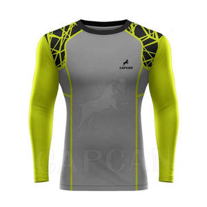 เสื้อแรชการ์ดคอกลมของผู้หญิงพร้อมแผ่นแปะตามสั่งและลายพิมพ์หลากสี - Product Image 4