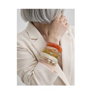 Bracelets en résine imperméables faits à la main de luxe pour femmes, design artistique moderne, bijoux légers et tendance pour occasions décontractées et festives - Product Image 1