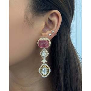ต่างหูทองคำ 18k ประดับทับทิม ไพลิน ไข่มุก และเพชร ดีไซน์รูปดอกไม้ - Product Image 4