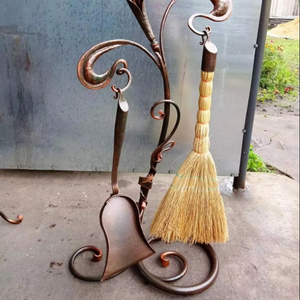 ชุดเครื่องมือเตาผิงเหล็ก2ชิ้นมีดีไซน์ใหม่ล่าสุดประกอบด้วยพลั่วและแปรง2ชิ้นสำหรับชุดเตาผิงในร่มและกลางแจ้งและอุปกรณ์เสริม - Product Image 1