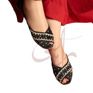 รองเท้าคุสซาทรงเปชาวาร์สีดำ ยี่ห้อราฮี เอ็นเตอร์ไพรส์ รุ่น RE-K-001 พื้นรองเท้ากันลื่น หนังแท้ พื้นรองเท้าด้านนอกทำจากหนังแท้  หน้าผ้ากำมะหยี่ ทำด้วยมือ - Product Image 1