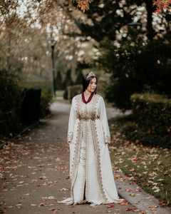 Entièrement personnalisable pour le caftan marocain rouge crème Vêtements de loisirs musulmans traditionnels brodés avec fonction antistatique Accesso - Product Image 3