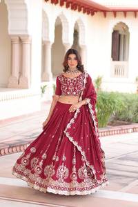 Ensemble Lehenga Choli en soie Vichitra élégante de couleur marron, entièrement cousu, avec de lourds sequins et broderies au fil, dupatta brodé par des designers - Product Image 3