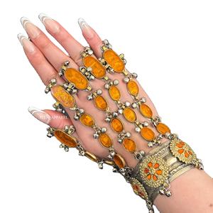 Bracelet vintage afghan kuchi tribal avec des pierres en résine ambre orange radieuses et des breloques en argent suspendues - Product Image 1