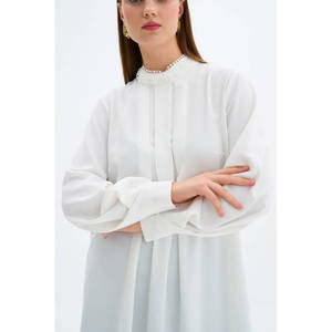 เสื้อคลุมสีขาวนวลพร้อมดีเทลปกผ้าลูกไม้สำหรับใส่ในชีวิตประจำวัน - Product Image 3