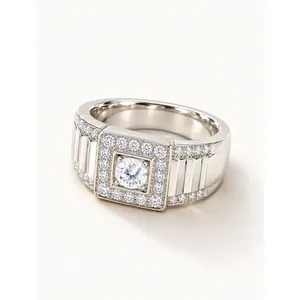 Bague carrée royale en oxyde de zirconium - Bijou de mode en laiton plaqué rhodium avec sertissage griffe - Product Image 1