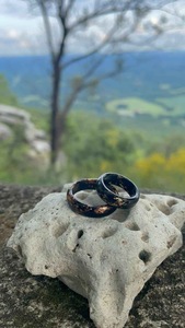 Anneaux en résine acrylique de forme ronde, fabriqués à la main, anneaux d'amour pour femmes, bijoux de fête, vente en gros au meilleur prix - Product Image 2